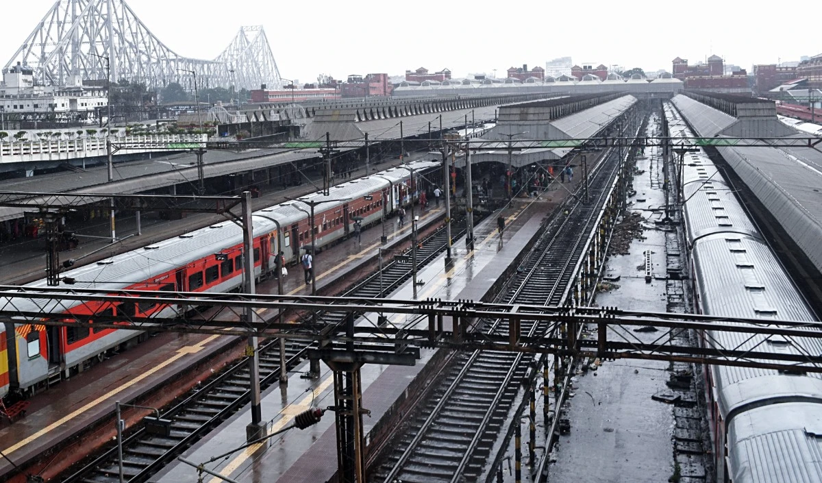 पूर्वोत्तर के कुछ हिस्सों में दूसरे दिन भी रेल सेवाएं बाधित रहीं